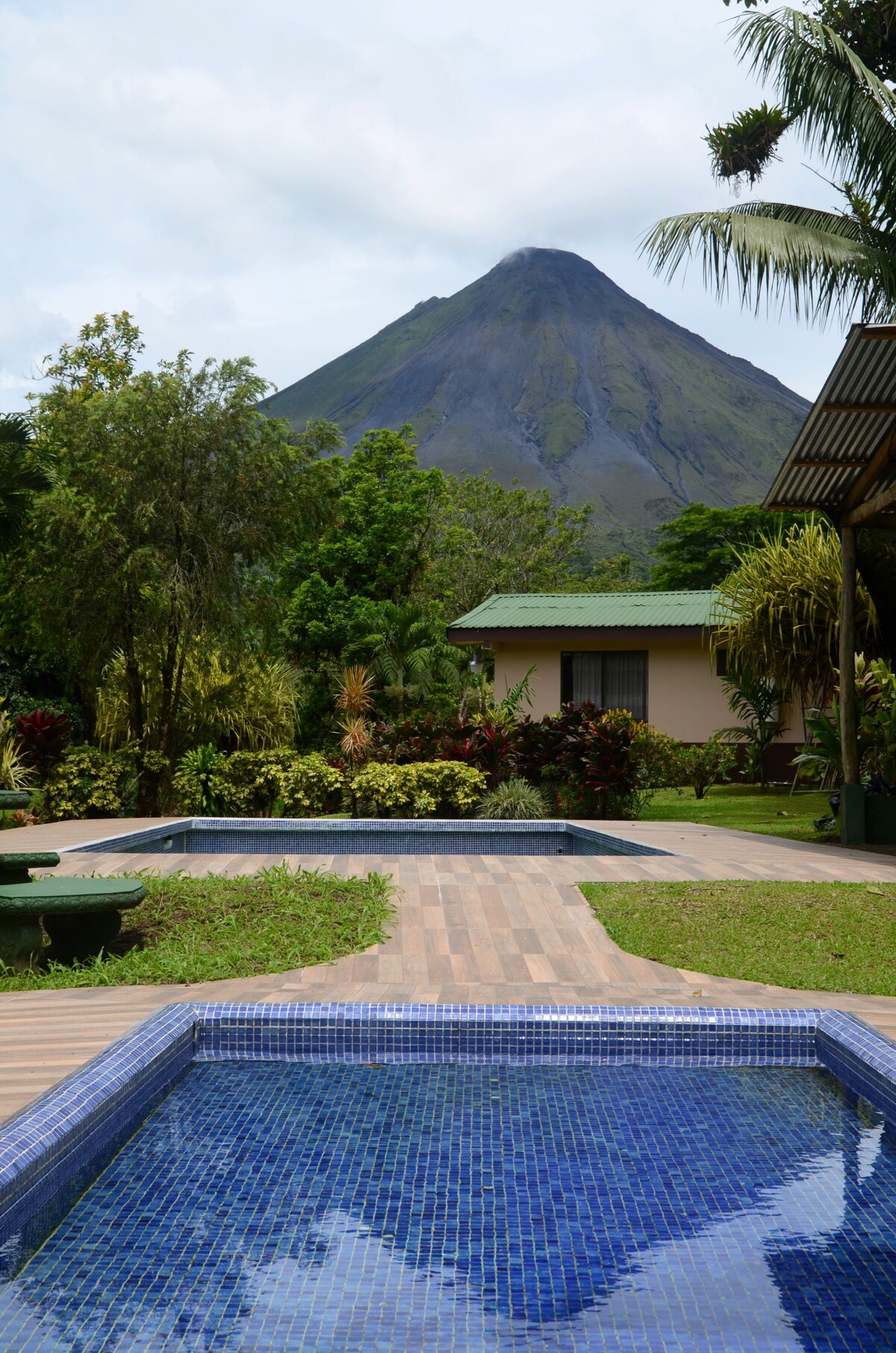 Piscinas de Lumbres Arenal con el volcán de fondo