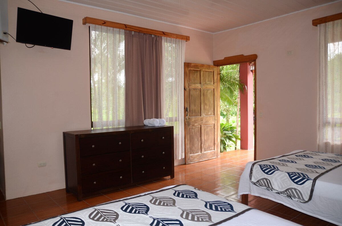 Habitación de Lumbres Arenal con salida hacia el jardín